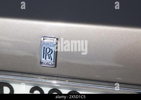 Bordeaux , Frankreich - 04 29 2024 : Rolls Royce Logo Marke und Textschild auf dem britischen Luxuswagen Stockfoto