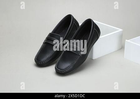 Schwarze Leder-Loafers Slip-on-Schuhe isoliert Stockfoto