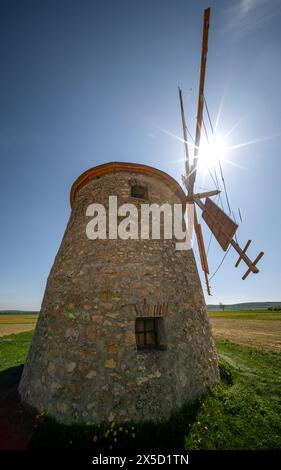 Windmühlen von TEs Dorf ungarischer Name ist Tesi szelmalmok. Die alten Windmühlen sind frei zu sehende Denkmäler im Komitat Veszprem. In der Nähe von Bakony Mountain Stockfoto