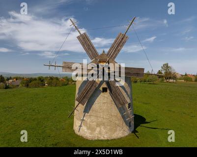 Windmühlen von TEs Dorf ungarischer Name ist Tesi szelmalmok. Die alten Windmühlen sind frei zu sehende Denkmäler im Komitat Veszprem. In der Nähe von Bakony Mountain Stockfoto