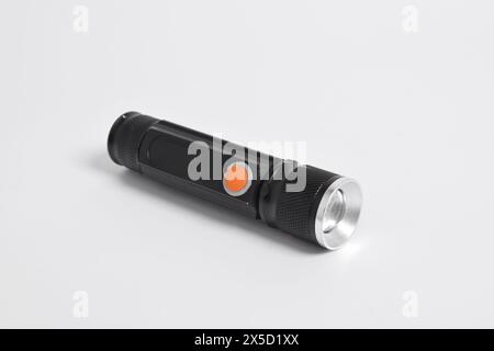 Moderne Metall-LED-Taschenlampe in schwarzer Farbe isoliert auf weißem Hintergrund. Tragbare Taschenlampe, LED-Campinglampe Stockfoto