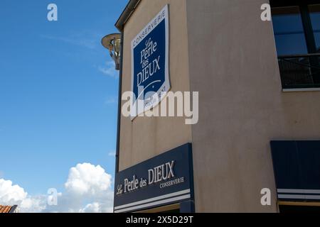 Bordeaux , Frankreich - 04 29 2024 : La perle des dieux Logo Marke und Text Schild Shop Perle der Götter Kette Konservengeschäft Wand Eingang Fassade Breton f Stockfoto