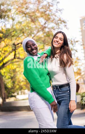 Multirassisches Paar von zwei jungen Frauen, die Spaß haben Stockfoto