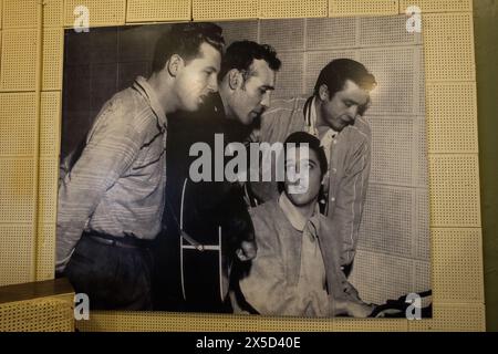 The Million Dollar Quartet: l to r, Jerry Lee Lewis, Carl Perkins, Elvis Presley, Johnny Cash im Sun Studio, Memphis, Tennessee, USA. Stockfoto