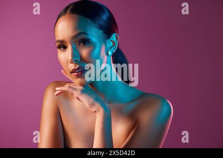 Frau, Make-up und Porträt mit Glühen und Neon im Studio für Schönheit, Kosmetik und Art Deco. Weibliche Person, Lächeln und Stolz auf futuristisch, Design und Stockfoto