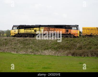 Colas-Diesellokomotive der Baureihe 70 Nr. 70805 zieht einen Zug, Warwickshire, Großbritannien Stockfoto