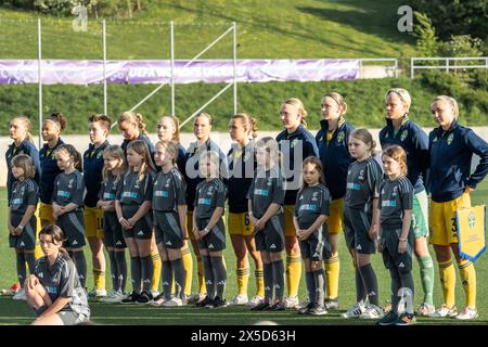 Lund, Schweden. Mai 2024. Die schwedischen Spieler stehen für das UEFA-U17-EUROPAMEISTERSCHAFTSSPIEL der Frauen zwischen Schweden und England bei Klostergaardens Idrottsplats in Lund an. (Foto: Gonzales Photo/Alamy Live News Stockfoto