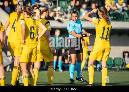 Lund, Schweden. Mai 2024. Die Schiedsrichterin Michaela Pachtova war beim U17-EUROPAMEISTERSCHAFTSSPIEL der Frauen zwischen Schweden und England bei Klostergaardens Idrottsplats in Lund zu sehen. (Foto: Gonzales Photo/Alamy Live News Stockfoto