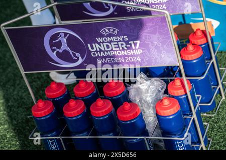 Lund, Schweden. Mai 2024. Trinkflaschen stehen bereit für das UEFA-U17-EUROPAMEISTERSCHAFTSSPIEL der Frauen zwischen Schweden und England in Klostergaardens Idrottsplats in Lund. (Foto: Gonzales Photo/Alamy Live News Stockfoto