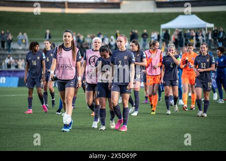 Lund, Schweden. Mai 2024. Die Spieler Englands sahen nach dem U17-EUROPAMEISTERSCHAFTSSPIEL der Frauen zwischen Schweden und England bei Klostergaardens Idrottsplats in Lund. (Foto: Gonzales Photo/Alamy Live News Stockfoto