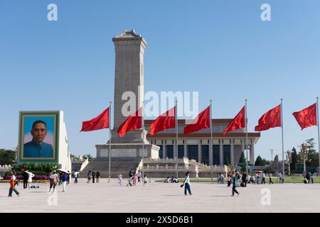 Denkmal für die Helden des Volkes mit hinter dem Vorsitzenden Mao Memorial Hall. Stockfoto