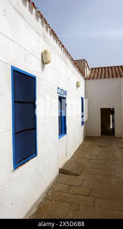 Asinara, Italien. August 2021. Ein Blick auf den Innenhof und die Küchentür des Gefängnismuseums auf dem Hügel der Insel. Stockfoto