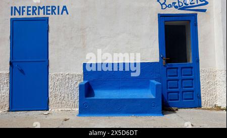 Asinara, Italien. August 2021. Eintritt in die Krankenstation und den Friseurladen mit Wartesofa, des Gefängnismuseums auf dem Hügel der Insel. Stockfoto