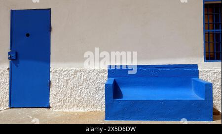 Asinara, Italien. August 2021. Eingang mit Wartesofa aus dem Innenhof des Gefängnismuseums auf dem Inselberg. Stockfoto