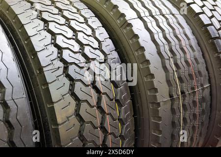 Reihe von Autoreifen im Reifenladen. Transport Stockfoto