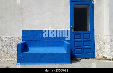 Asinara, Italien. August 2021. Eingang mit Wartesofa aus dem Innenhof des Gefängnismuseums auf dem Inselberg. Stockfoto