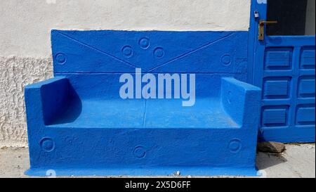 Asinara, Italien. August 2021. Eingang mit Wartesofa aus dem Innenhof des Gefängnismuseums auf dem Inselberg. Stockfoto