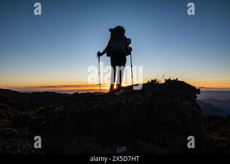 Trekking auf dem Jiaming Lake Trail bei Sonnenaufgang, Taitung, Taiwan Stockfoto