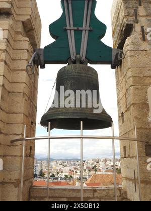 Glockenturm im gotischen Stil aus dem 13. Jahrhundert mit Hauptglocke und Fernsicht auf die Dächer von Faro. Kathedrale von Faro, (Sé de Faro), Portugal. Stockfoto