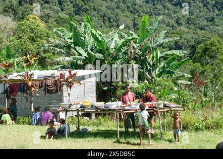 Einheimische Frauen an einem Verkaufsstand, an dem Erfrischungen auf dem Kokoda Track in Papua-Neuguinea verkauft werden Stockfoto