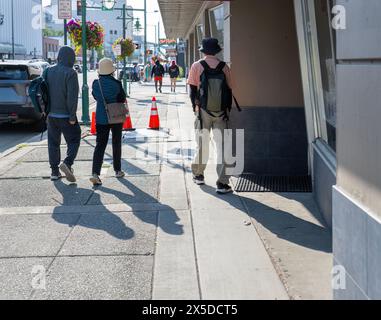 Anchorage, Alaska - 4. August 2023: Touristen gehen auf dem Fußgängerweg in der Innenstadt von Anchorage. Stockfoto