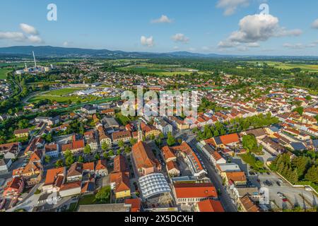 Blick auf Plattling an der Isar in Niederbayern an einem sonnigen Sommerabend Stockfoto