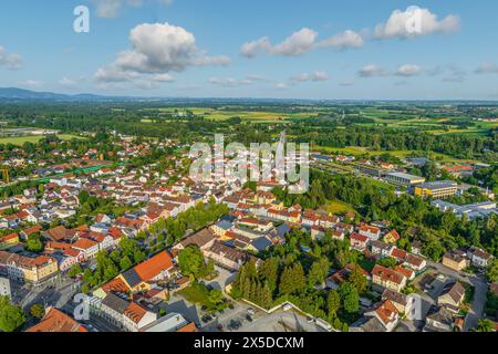 Blick auf Plattling an der Isar in Niederbayern an einem sonnigen Sommerabend Stockfoto