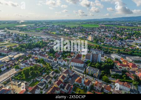 Blick auf Plattling an der Isar in Niederbayern an einem sonnigen Sommerabend Stockfoto