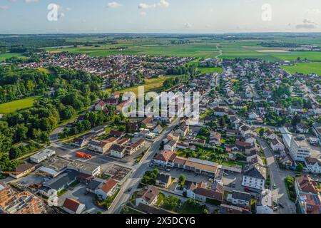 Blick auf Plattling an der Isar in Niederbayern an einem sonnigen Sommerabend Stockfoto