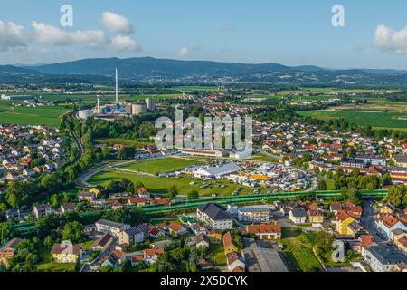 Blick auf Plattling an der Isar in Niederbayern an einem sonnigen Sommerabend Stockfoto