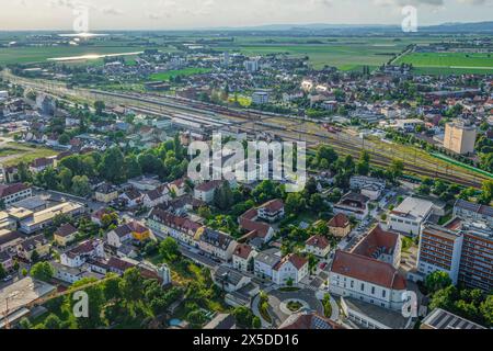 Blick auf Plattling an der Isar in Niederbayern an einem sonnigen Sommerabend Stockfoto