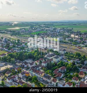 Blick auf Plattling an der Isar in Niederbayern an einem sonnigen Sommerabend Stockfoto