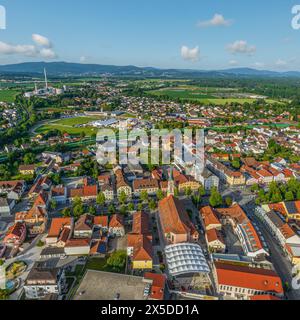 Blick auf Plattling an der Isar in Niederbayern an einem sonnigen Sommerabend Stockfoto