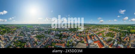 Blick auf Plattling an der Isar in Niederbayern an einem sonnigen Sommerabend Stockfoto