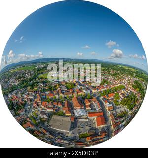 Blick auf Plattling an der Isar in Niederbayern an einem sonnigen Sommerabend Stockfoto