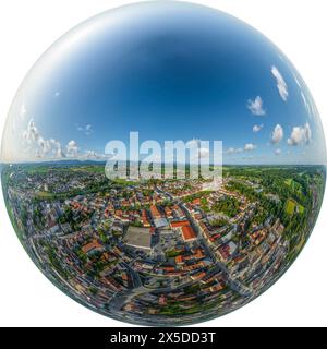 Blick auf Plattling an der Isar in Niederbayern an einem sonnigen Sommerabend Stockfoto