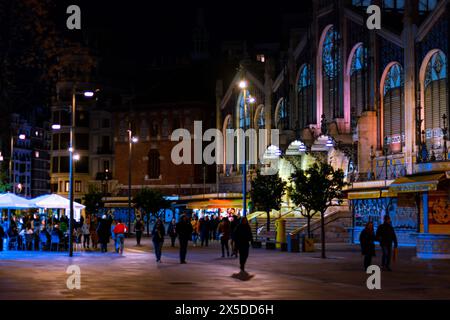 Valencia, Spanien. 23. Januar 2023 - Nachtfoto vom zentralen Markt der Stadt. Modernistischer Stil. Der Bau endete 1928. Auf dem abgerundeten Fenster Stockfoto