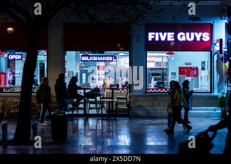 Valencia, Spanien. 23. Januar 2023 - Tür des Five Guys Fast Food Restaurants in Valencia. Nachtfoto Stockfoto