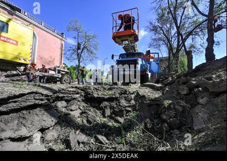 Nicht exklusiv: ZAPORIZHZHIA, UKRAINE - 8. MAI 2024 - Stadtarbeiter werden vor dem Kulturpalast gesehen, der durch die nächtliche Nacht beschädigt wurde Stockfoto