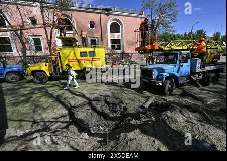 Nicht exklusiv: ZAPORIZHZHIA, UKRAINE - 8. MAI 2024 - Stadtarbeiter werden vor dem Kulturpalast gesehen, der durch die nächtliche Nacht beschädigt wurde Stockfoto