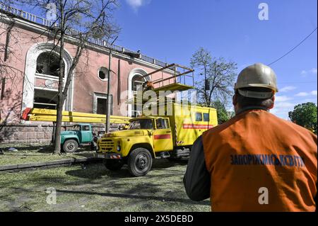 Nicht exklusiv: ZAPORIZHZHIA, UKRAINE - 8. MAI 2024 - Stadtarbeiter werden vor dem Kulturpalast gesehen, der durch die nächtliche Nacht beschädigt wurde Stockfoto