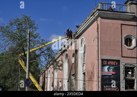 Nicht exklusiv: ZAPORIZHZHIA, UKRAINE - 8. MAI 2024 - Stadtarbeiter werden vor dem Kulturpalast gesehen, der durch die nächtliche Nacht beschädigt wurde Stockfoto