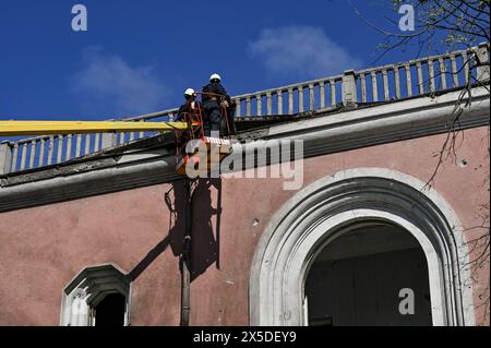 Nicht exklusiv: ZAPORIZHZHIA, UKRAINE - 8. MAI 2024 - Stadtarbeiter werden vor dem Kulturpalast gesehen, der durch die nächtliche Nacht beschädigt wurde Stockfoto