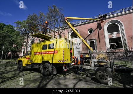 Nicht exklusiv: ZAPORIZHZHIA, UKRAINE - 8. MAI 2024 - Stadtarbeiter werden vor dem Kulturpalast gesehen, der durch die nächtliche Nacht beschädigt wurde Stockfoto