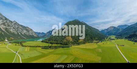 Die Region um die tiroler Gemeinde Heiterwang im Zwischentorental von oben Stockfoto