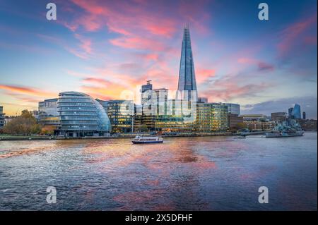 Entdecken Sie die atemberaubende Skyline von London mit der Shard und der Themse. Dieses atemberaubende Bild fängt das Wesen der modernen Architektur ein Stockfoto