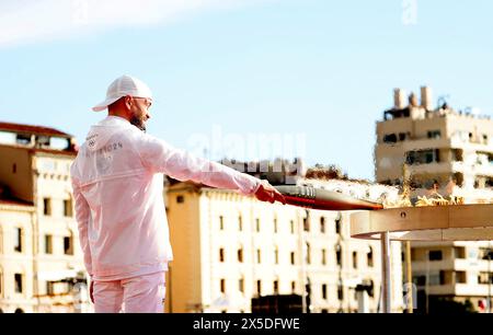 Marseille, Frankreich. Mai 2024. Jul während der Olympischen Flamme-Ankunft im Vieux-Port, vor den Olympischen und Paralympischen Spielen 2024 in Marseille, Frankreich, am 8. Mai 2024. Die Übertragung der Flamme an Land von einem Schiff aus dem 19. Jahrhundert markiert den Beginn eines 7.500 Meilen langen Fackelrelais über das französische Festland. Foto: Dominique Jacovides/Pool/ABACAPRESS. COM Credit: Abaca Press/Alamy Live News Stockfoto