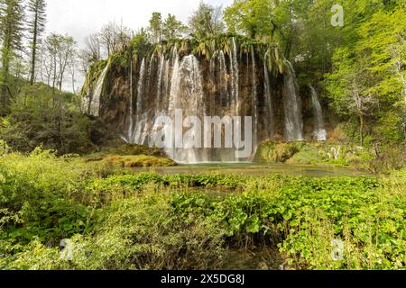 Der Wasserfall Veliki Prstavac im Nationalpark Plitvicer gesehen, Kroatien, Europa | der Wasserfall Veliki Prstavac an den oberen Seen, Plitvicer Seen Na Stockfoto