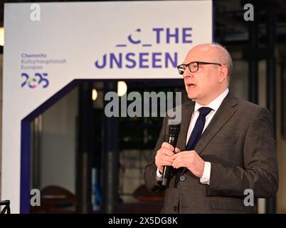 Hartmannhalle Chemnitz - Besucherzentrum Kulturhauptstadt 2025 ein stilles Denkmal der Chemnitzer Industriegeschichte ist wieder mit Leben erfüllt. Mit Beginn des Kultuhauptstadtjahres am 18. Januar 2025 ist hier das neue Besuchs- und Informationszentrum für Gäste geöffnet. Die zentrumsnahe Hartmannhalle gehörte einst zu dem Industrieareal der Hartmann Werke, die von einer Schlosserwerkstatt mit drei Gehilfen sich zu einem der wichtigsten sächsischen Maschinenbaubetriebe mit 3000 Mitarbeitern entwickelt. 1848 wurde die erste Lokomotive aus den Hartmannwerken gefahren, zehn Jahre später wurde Stockfoto