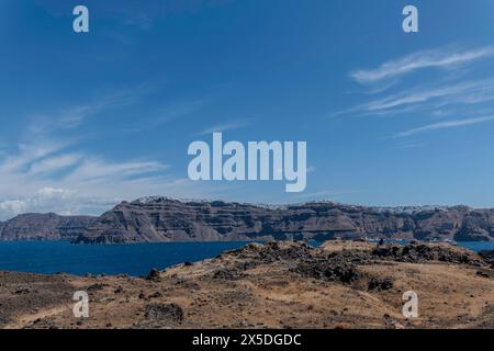 Santorini, Griechenland, 4. Mai 2024. Blick auf Oia von der Vulkaninsel Nea Kameni Stockfoto